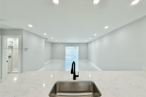 Villa ou maison à vendre à Miami, Floride: 2 chambres, 91.97 m2 № 1925238 - photo 6