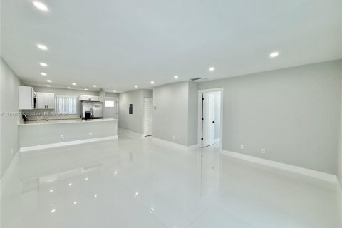 Villa ou maison à vendre à Miami, Floride: 2 chambres, 91.97 m2 № 1925238 - photo 7