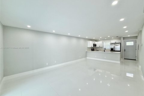 Villa ou maison à vendre à Miami, Floride: 2 chambres, 91.97 m2 № 1925238 - photo 8
