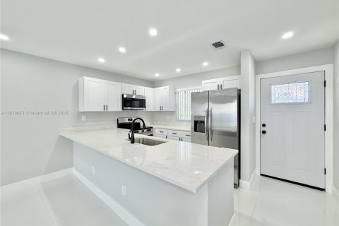 Villa ou maison à vendre à Miami, Floride: 2 chambres, 91.97 m2 № 1925238 - photo 2