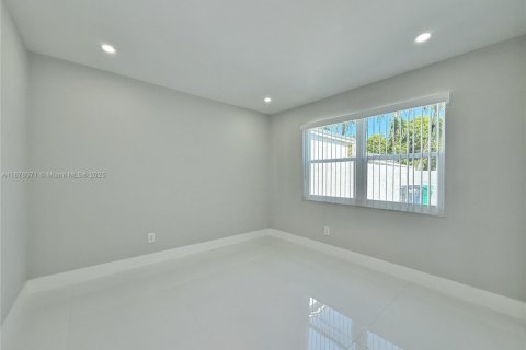 Villa ou maison à vendre à Miami, Floride: 2 chambres, 91.97 m2 № 1925238 - photo 12