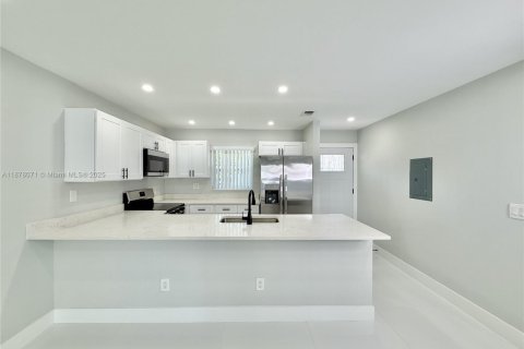 Villa ou maison à vendre à Miami, Floride: 2 chambres, 91.97 m2 № 1925238 - photo 5