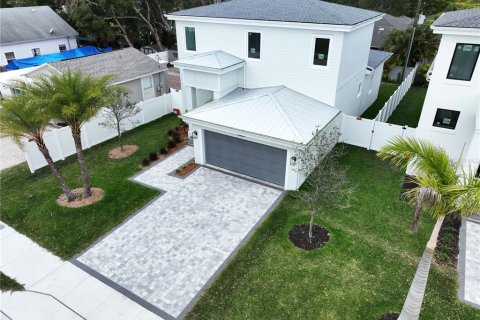 House in Sarasota, Florida 4 bedrooms, 198.9 sq.m. № 2234232