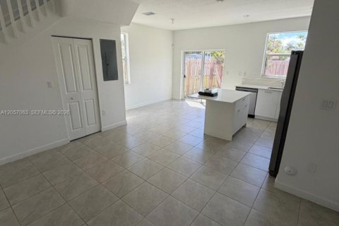 Touwnhouse à louer à Miami, Floride: 3 chambres, 127.55 m2 № 2269677 - photo 3