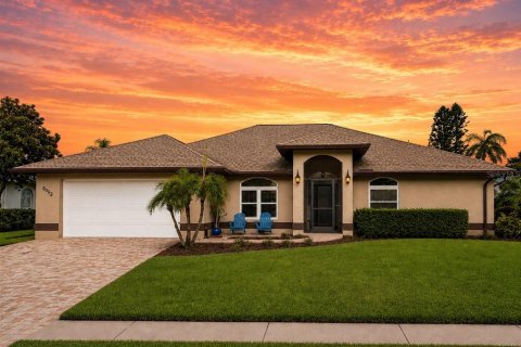 House in Bradenton, Florida 3 bedrooms, 235.97 sq.m. № 2306316