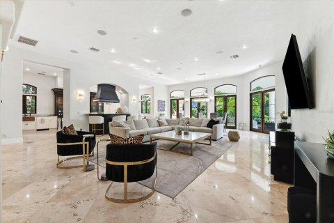 House in Tampa, Florida 5 bedrooms, 634.8 sq.m. № 2221877 - photo 12