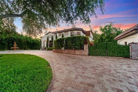 House in Tampa, Florida 5 bedrooms, 634.8 sq.m. № 2221877 - photo 4