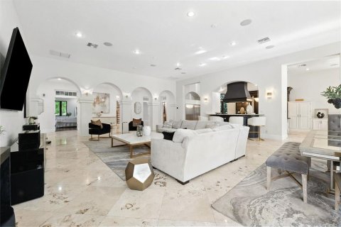 House in Tampa, Florida 5 bedrooms, 634.8 sq.m. № 2221877 - photo 13