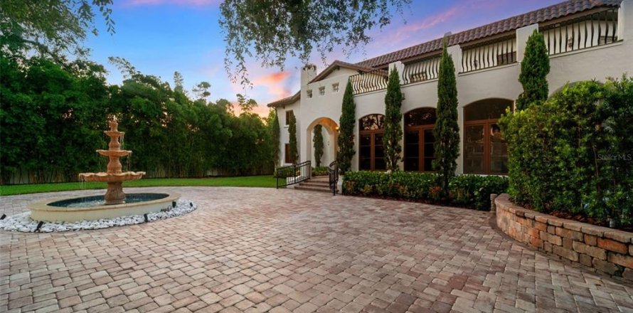 House in Tampa, Florida 5 bedrooms, 634.8 sq.m. № 2221877