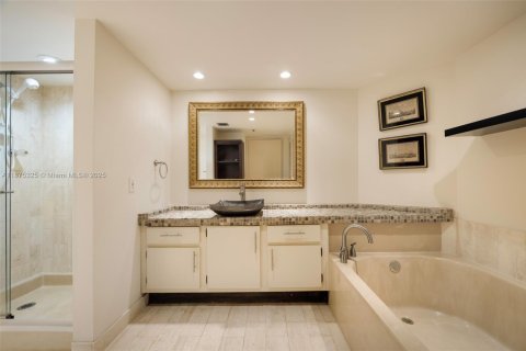 Condo in Miami, Florida, 1 bedroom № 2053922 - photo 16