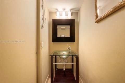 Condo in Miami, Florida, 1 bedroom № 2053922 - photo 15