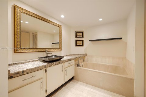 Condo in Miami, Florida, 1 bedroom № 2053922 - photo 17