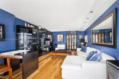 Condo in Miami, Florida, 1 bedroom № 2053922 - photo 11