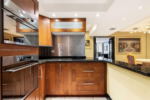 Condo in Miami, Florida, 1 bedroom № 2053922 - photo 2