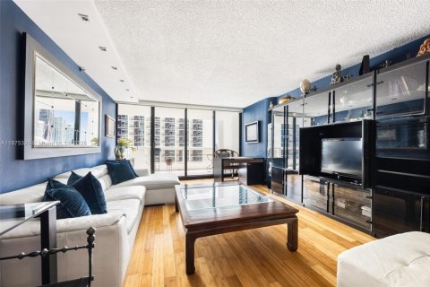 Condo in Miami, Florida, 1 bedroom № 2053922 - photo 9