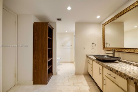 Condo in Miami, Florida, 1 bedroom № 2053922 - photo 18