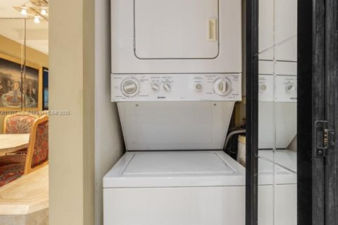 Condo in Miami, Florida, 1 bedroom № 2053922 - photo 20