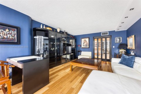 Condo in Miami, Florida, 1 bedroom № 2053922 - photo 12