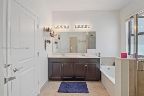House in Homestead, Florida 4 bedrooms, 224.82 sq.m. № 1880157 - photo 25
