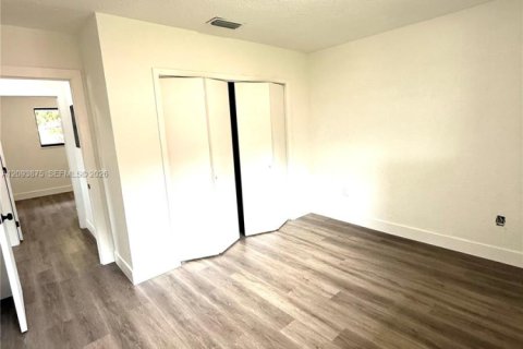 Commercial property in Miami, Florida 208.66 sq.m. № 2382777 - photo 12