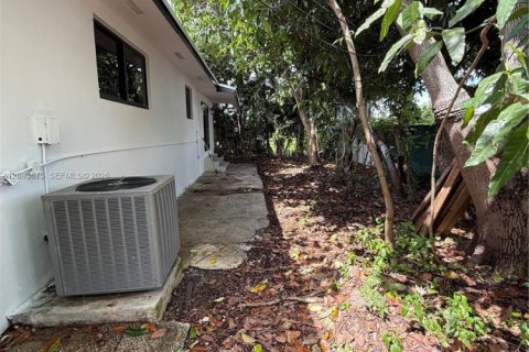 Commercial property in Miami, Florida 208.66 sq.m. № 2382777 - photo 27