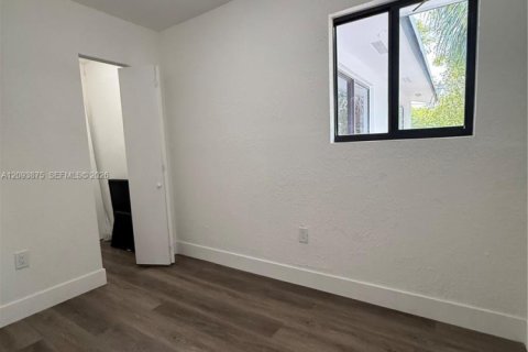 Commercial property in Miami, Florida 208.66 sq.m. № 2382777 - photo 24