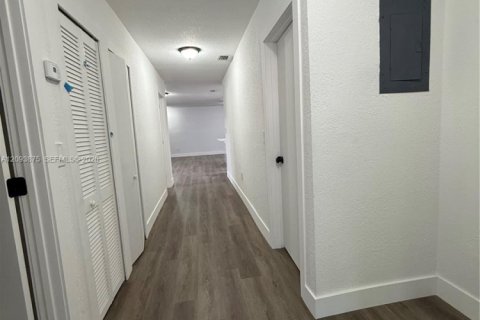 Commercial property in Miami, Florida 208.66 sq.m. № 2382777 - photo 23