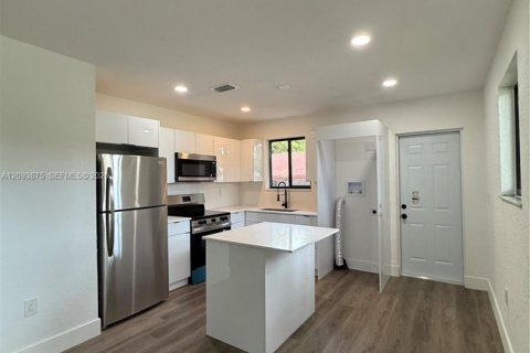 Commercial property in Miami, Florida 208.66 sq.m. № 2382777 - photo 13