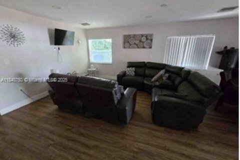 Commercial property in Miami, Florida 219.06 sq.m. № 1831071 - photo 8