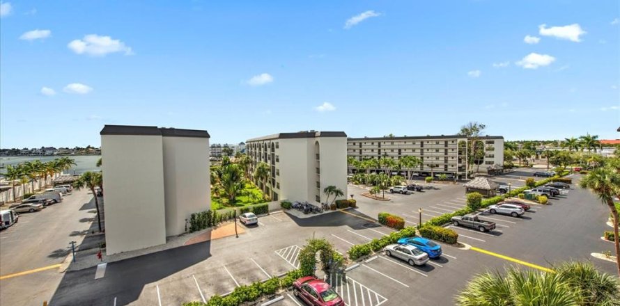 Condo in Marco Island, Florida, 1 bedroom  № 2208025
