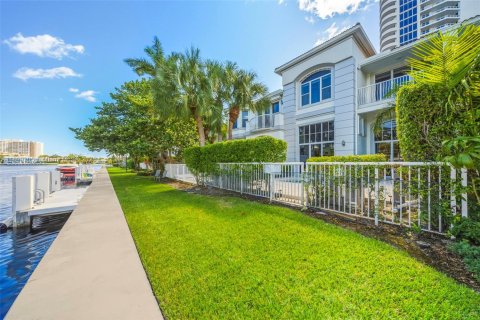 Townhouse in Aventura, Florida 3 bedrooms, 297.29 sq.m. № 1953492 - photo 20