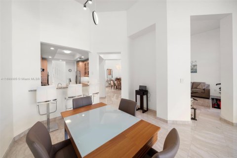 Townhouse in Aventura, Florida 3 bedrooms, 297.29 sq.m. № 1953492 - photo 23