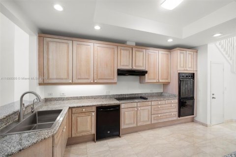 Townhouse in Aventura, Florida 3 bedrooms, 297.29 sq.m. № 1953492 - photo 27