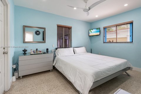 House in West Miami, Florida 3 bedrooms, 109.16 sq.m. № 1854766 - photo 7