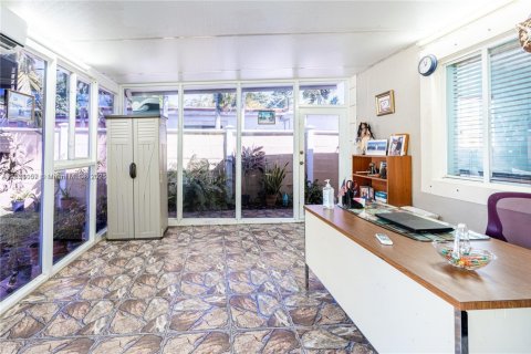 House in West Miami, Florida 3 bedrooms, 109.16 sq.m. № 1854766 - photo 5