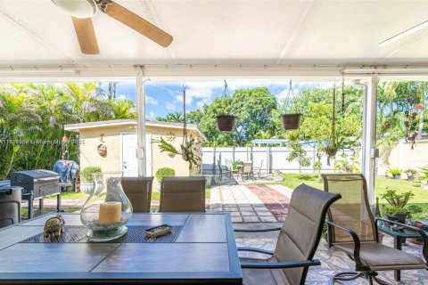 House in West Miami, Florida 3 bedrooms, 109.16 sq.m. № 1854766 - photo 9