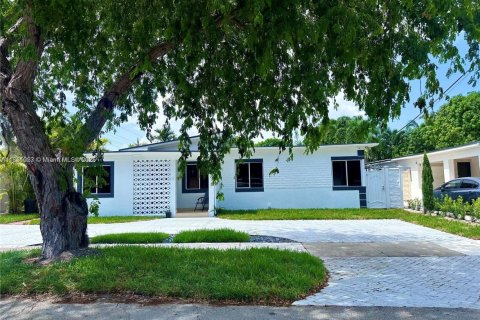 House in West Miami, Florida 3 bedrooms, 109.16 sq.m. № 1854766 - photo 1