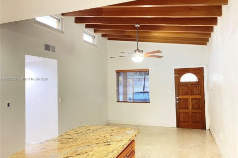 House in West Miami, Florida 3 bedrooms, 109.16 sq.m. № 1854766 - photo 2