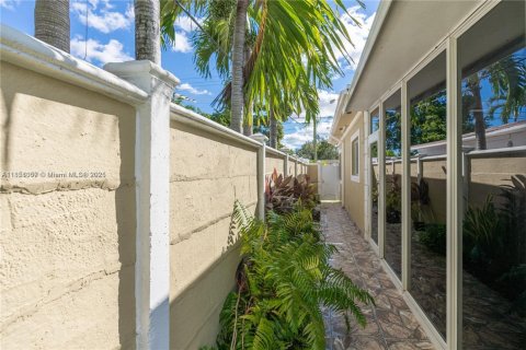 House in West Miami, Florida 3 bedrooms, 109.16 sq.m. № 1854766 - photo 10