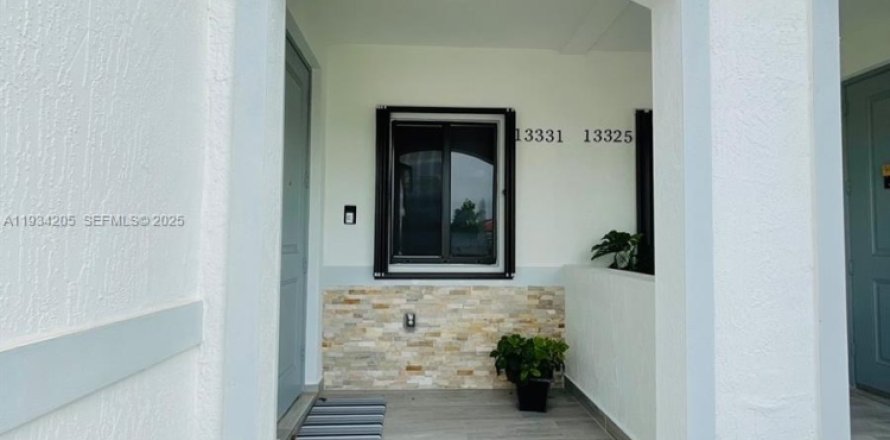 Townhouse in Homestead, Florida 3 bedrooms, 135.92 sq.m. № 1992645