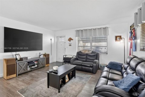 House in Tamarac, Florida 2 bedrooms, 106.19 sq.m. № 2052309 - photo 4