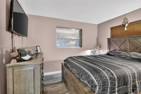 House in Tamarac, Florida 2 bedrooms, 106.19 sq.m. № 2052309 - photo 17