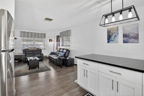 House in Tamarac, Florida 2 bedrooms, 106.19 sq.m. № 2052309 - photo 10