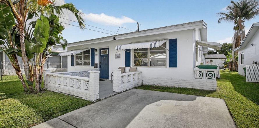 House in Tamarac, Florida 2 bedrooms, 106.19 sq.m. № 2052309