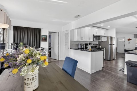 House in Tamarac, Florida 2 bedrooms, 106.19 sq.m. № 2052309 - photo 13