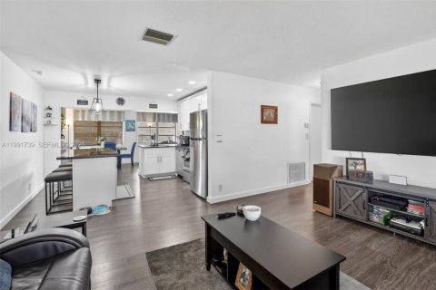 House in Tamarac, Florida 2 bedrooms, 106.19 sq.m. № 2052309 - photo 6