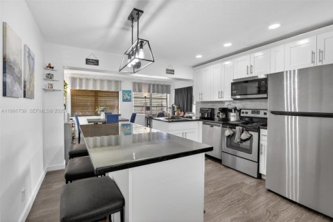 House in Tamarac, Florida 2 bedrooms, 106.19 sq.m. № 2052309 - photo 3