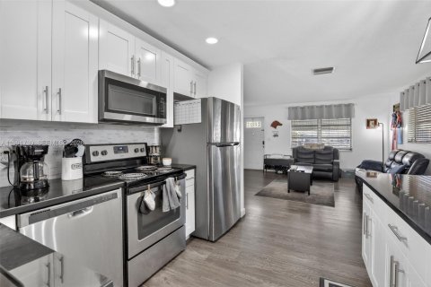 House in Tamarac, Florida 2 bedrooms, 106.19 sq.m. № 2052309 - photo 9