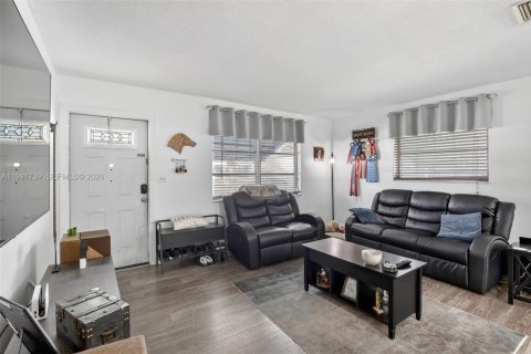 House in Tamarac, Florida 2 bedrooms, 106.19 sq.m. № 2052309 - photo 7