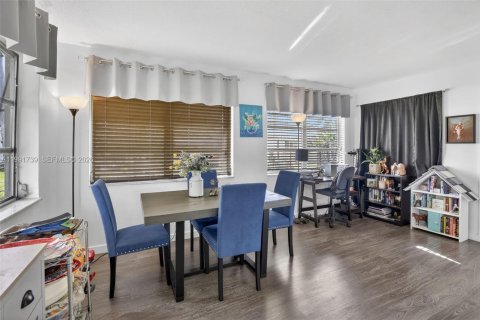 House in Tamarac, Florida 2 bedrooms, 106.19 sq.m. № 2052309 - photo 12